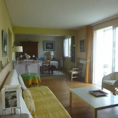 Royan: Au Calme Avec Vue Sur La Ville De Appartement